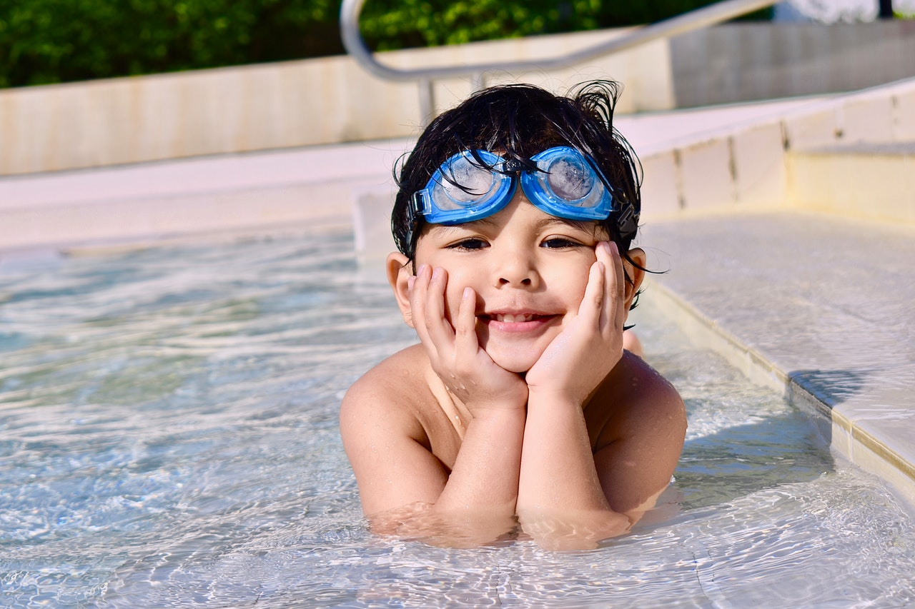 Consells per cuidar els ulls a la piscina
