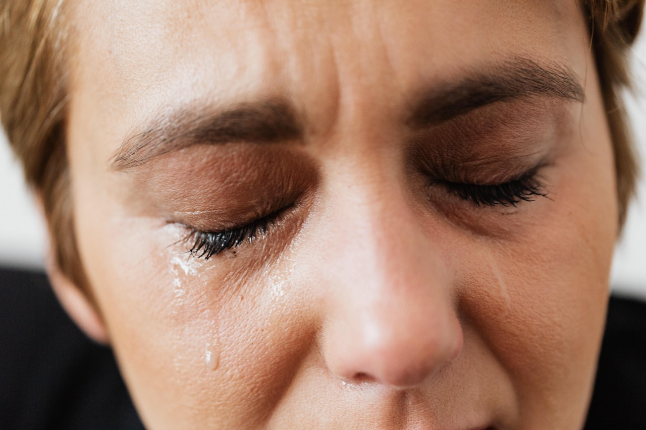 Enrojecimiento de ojos, hinchaz&oacute;n, ardor, lagrimeo, vista borrosa o sensibilidad a la luz son los s&iacute;ntomas m&aacute;s comunes de la alergia ocular. Aprende c&oacute;mo hacerle frente.