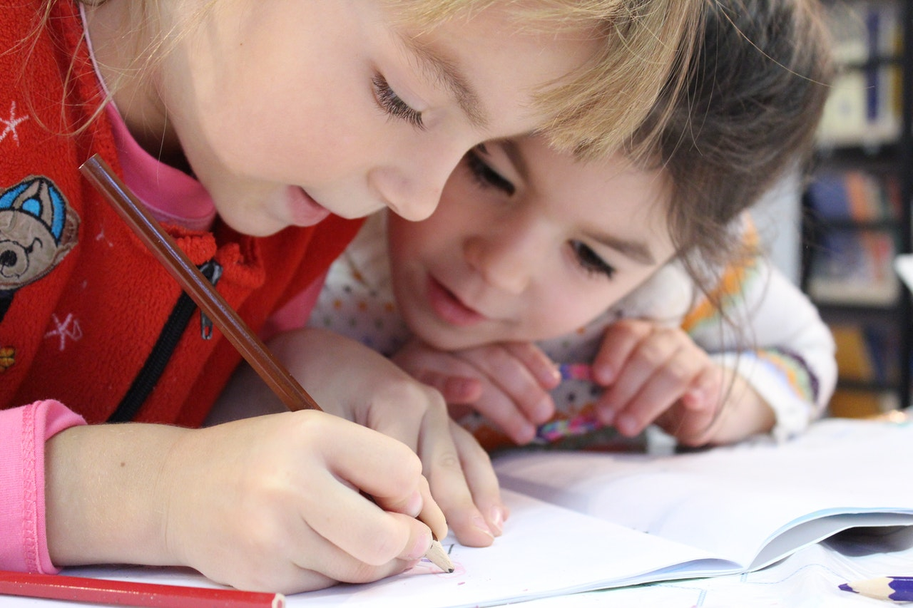 C&oacute;mo prevenir la miop&iacute;a infantil en la era de las pantallas: m&aacute;s aire libre