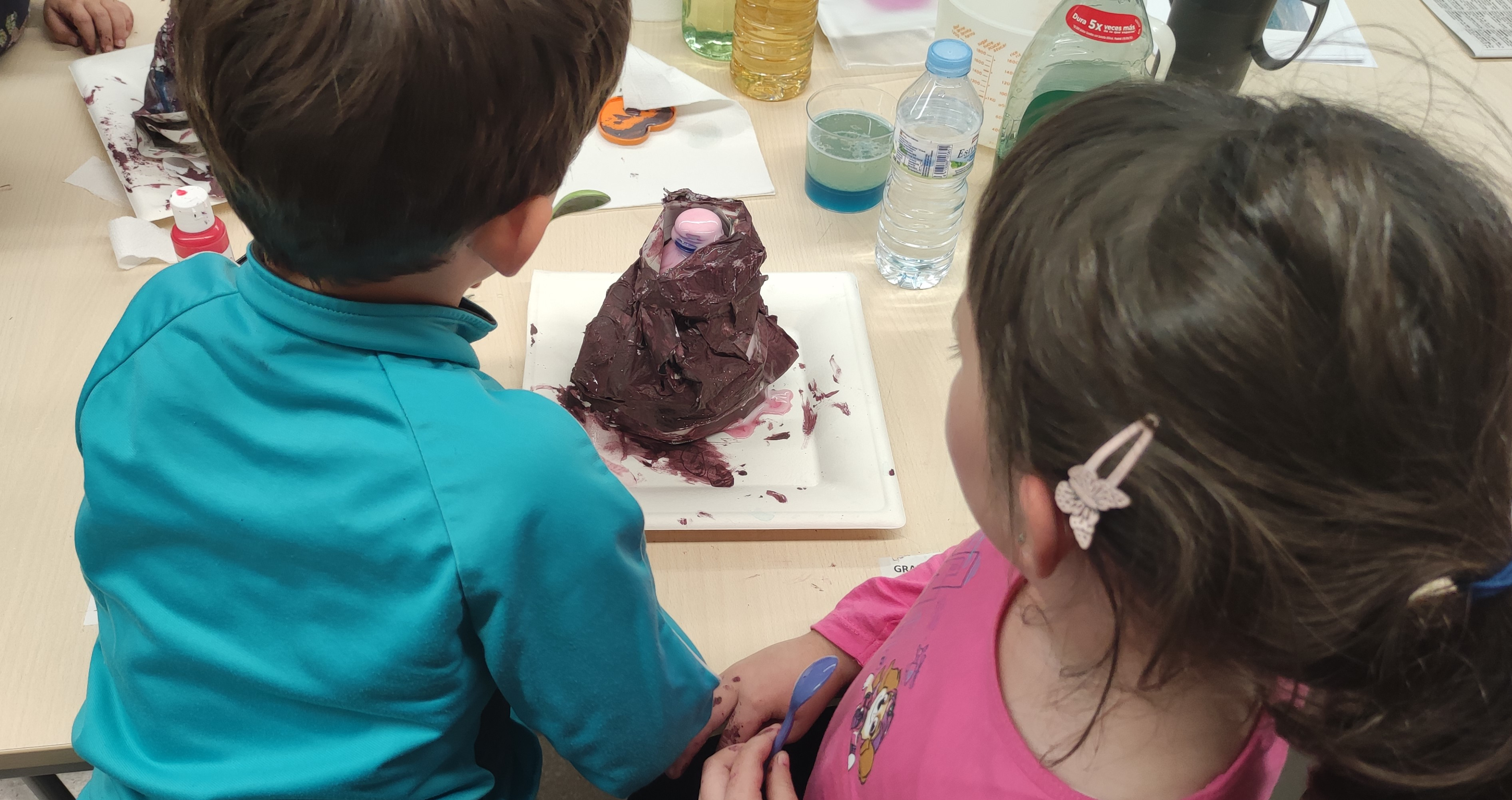 Taller de ci&egrave;ncia a la Biblioteca de Riudellots de la Selva! amb infants de 3 a 6 anyets
