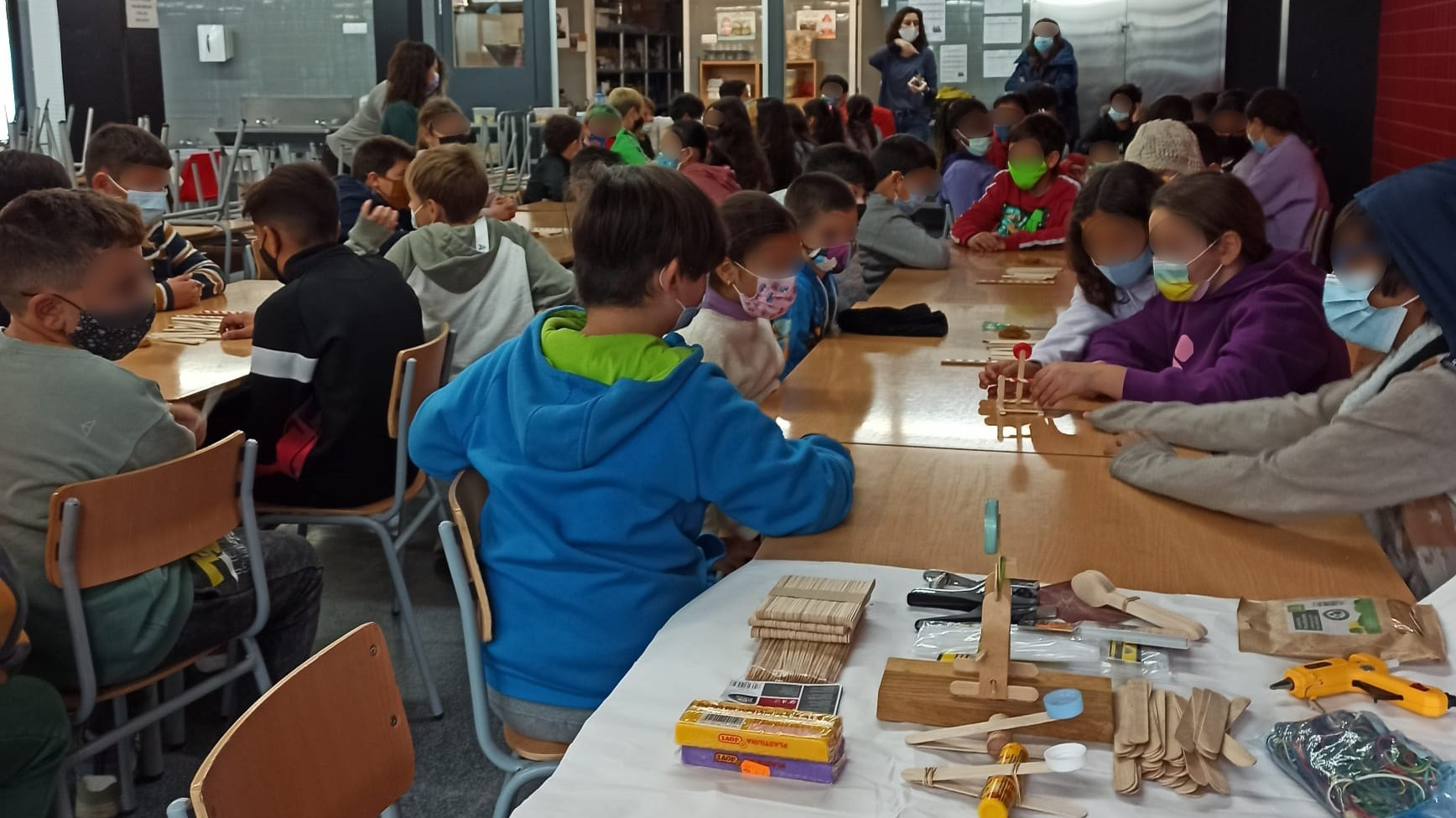 Taller d'enginyeria a l'escola Pompeu Fabra de l'Hospitalet / Taller de ingenier&iacute;a en la escuela Pompeu Fabra de Hospitalet