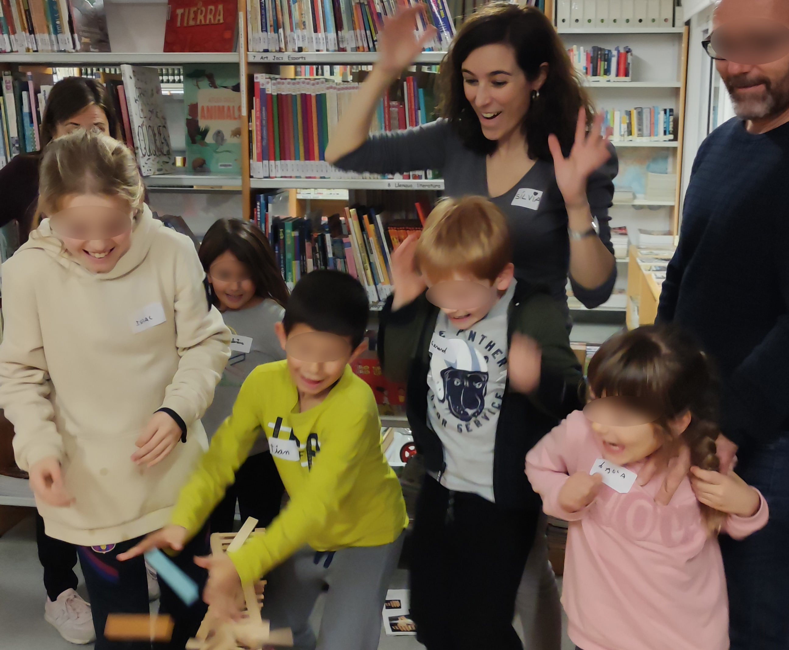 Aix&iacute; de b&eacute; ens ho vam passar celebrant la Setmana de la Ci&egrave;ncia a la Biblioteca de l'ajuntament de Pals!