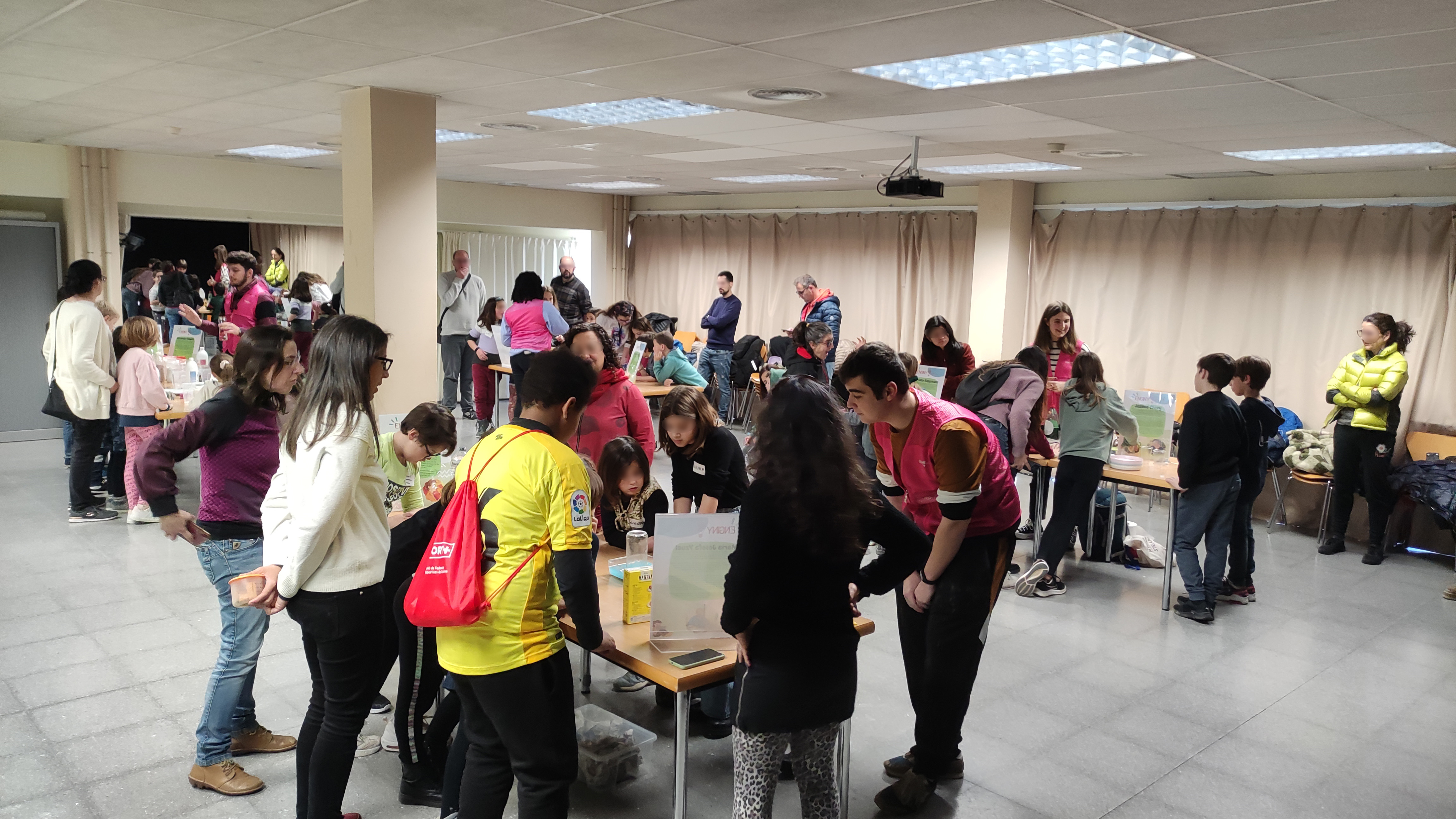 Hoy, D&iacute;a de la Ni&ntilde;a y la Mujer en la Ciencia, lo hemos celebrado organizando una feria de ciencias en Girona.