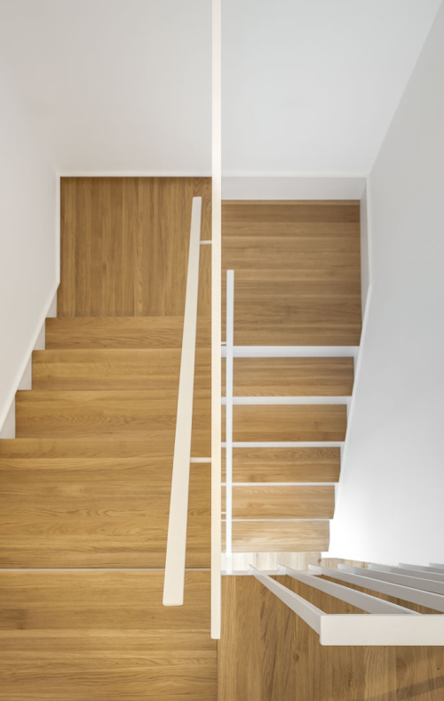 Continuidad del suelo de madera en la escalera