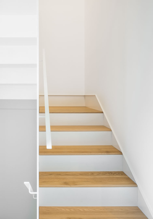 Escalera de acero y madera minimalista
