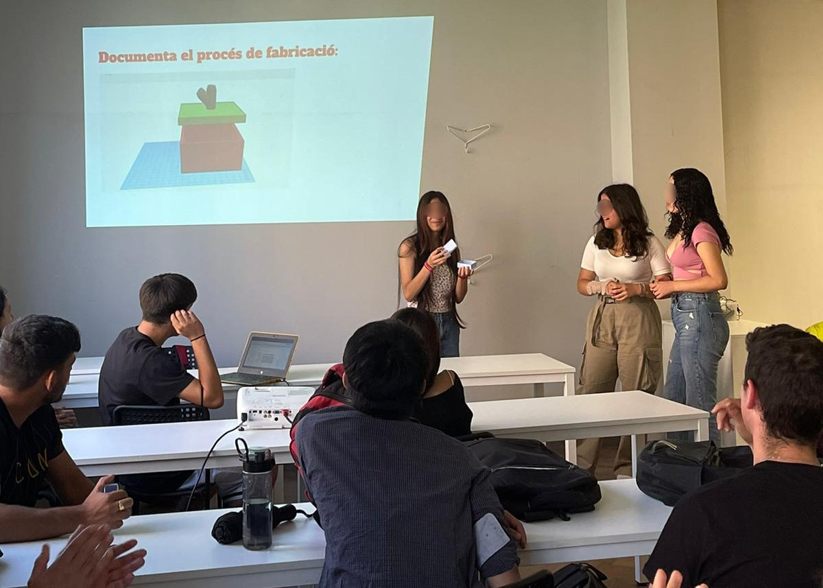 Portem a terme el programa educatiu "Tecnologia digital per al disseny del producte" a l'institut Salvador Espriu en el marc del projecte ENGINY del Consorci d'Educaci&oacute; de Barcelona