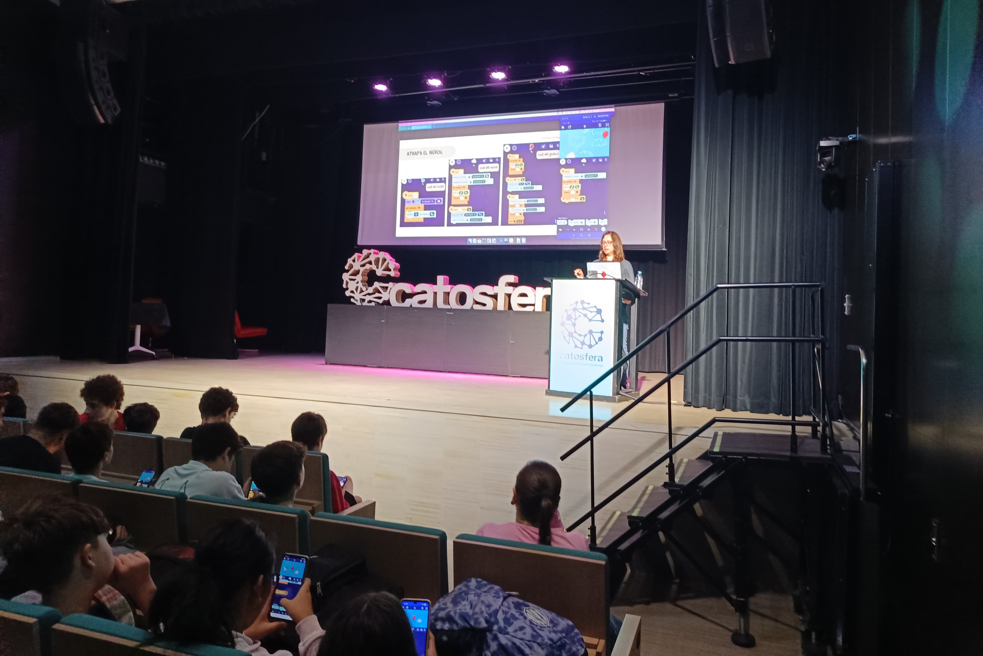 Portem a terme un taller tecnol&ograve;gic interactiu en la Catosfera en un auditori ple d'alumnat de Secund&agrave;ria