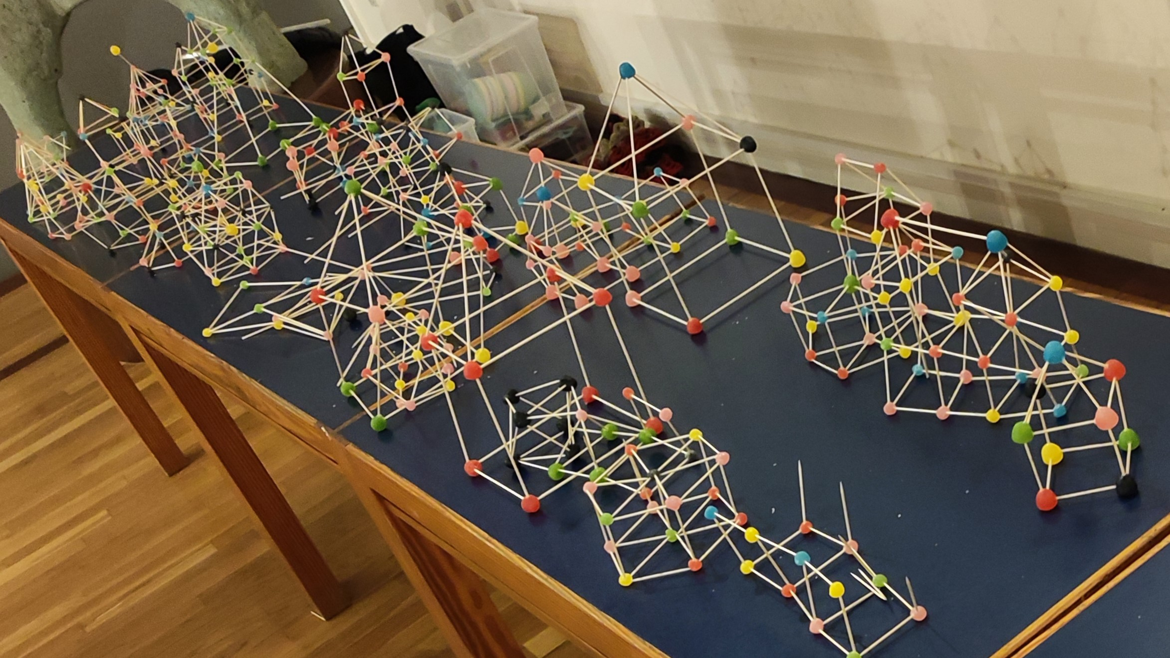 Taller de Nadal d'estructures amb els infants del Col&middot;legi de l'Arquitectura T&egrave;cnica de Girona