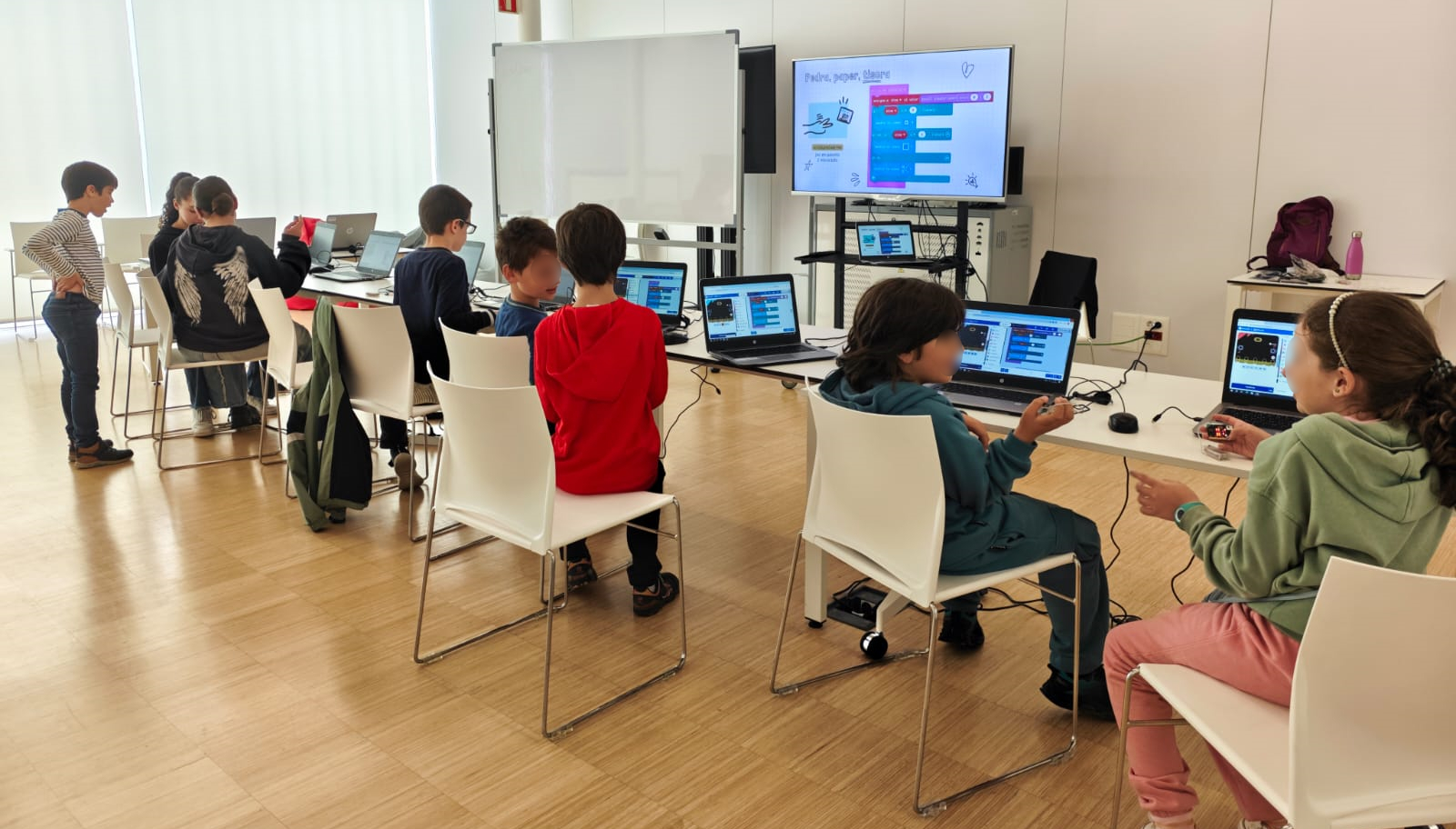 Sessi&oacute; de joc amb la Micro:Bit a la Biblioteca P&uacute;blica de Girona Carles Rahola